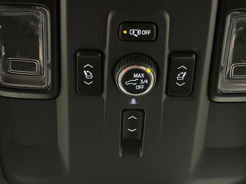 Used 2025 Chevrolet Suburban Premier AWD/4WD image 43