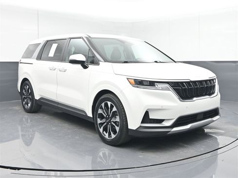 Used 2022 Kia Carnival EX image 1