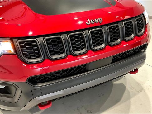 Used 2025 Jeep Compass Trailhawk AWD/4WD image 32