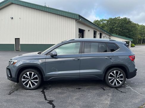 Used 2022 Volkswagen Taos SE AWD/4WD image 2