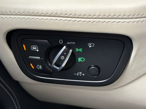 Used 2019 Bentley Bentayga AWD/4WD image 22