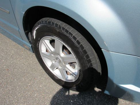 Used 2010 Chrysler Town & Country Touring FWD image 11