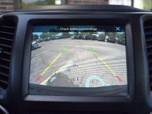 Used 2019 Jeep Cherokee Trailhawk w/ Comfort/Convenience Group AWD/4WD image 29