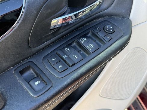 Used 2017 Dodge Grand Caravan SE image 11
