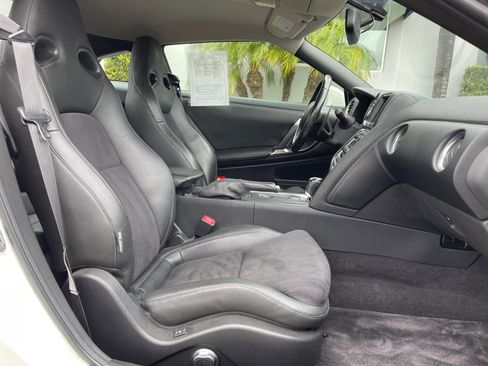 Used 2010 Nissan GT-R Premium image 21