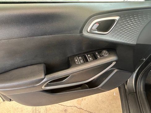 Used 2025 Kia Soul LX w/ LX Technology Package FWD image 10
