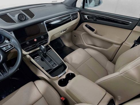 Used 2025 Porsche Macan image 25