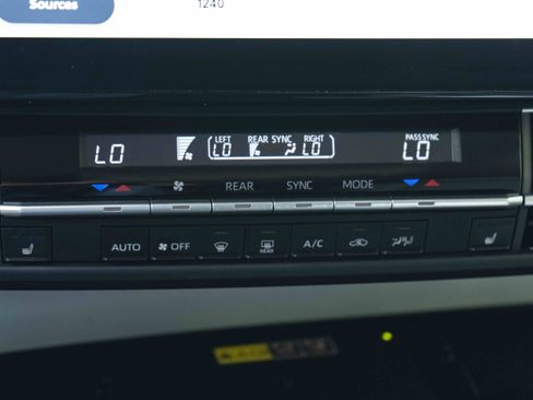 Used 2025 Toyota Sienna XLE FWD image 27
