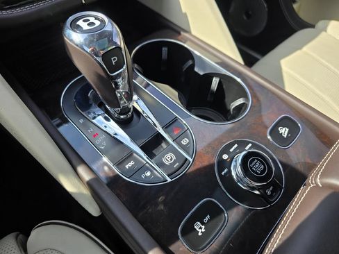 Used 2022 Bentley Bentayga AWD/4WD image 26