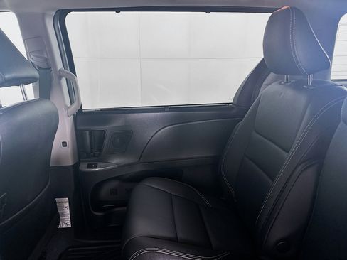 Used 2020 Toyota Sienna SE w/ SE Preferred Package image 27