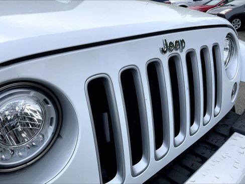 Used 2017 Jeep Wrangler Unlimited Sahara w/ Dual Top Group AWD/4WD image 30