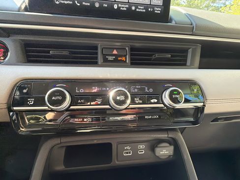 Used 2025 Honda Pilot Touring image 29