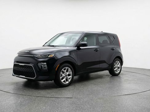 Used 2025 Kia Soul LX w/ LX Technology Package image 3