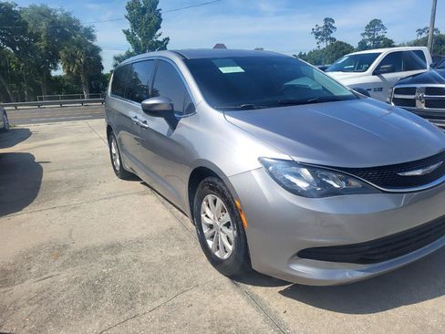 Used 2017 Chrysler Pacifica Touring w/ Tire & Wheel Group FWD image 5