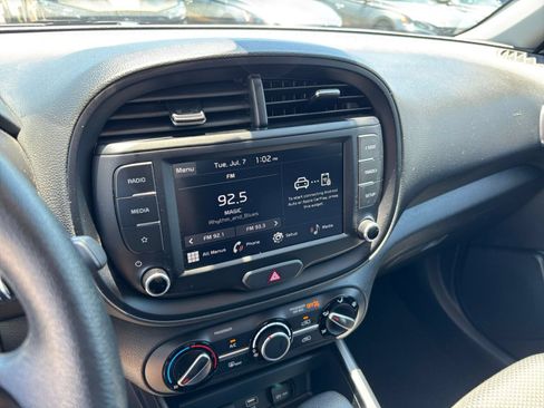 Used 2025 Kia Soul LX w/ LX Technology Package FWD image 20