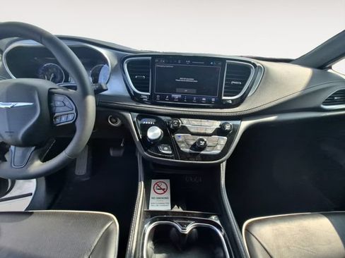 Used 2025 Chrysler Pacifica Limited FWD image 11
