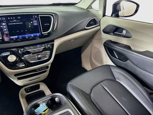 Used 2024 Chrysler Pacifica Touring-L FWD image 22