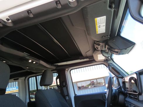 Used 2025 Jeep Wrangler Unlimited Sahara w/ Safety Group AWD/4WD image 14