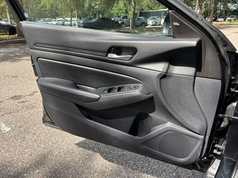 Used 2025 Nissan Altima 2.5 SV FWD image 15