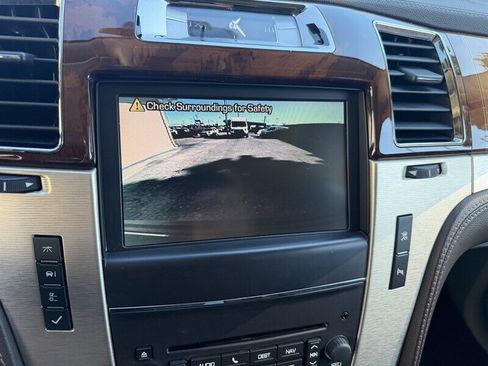 Used 2011 Cadillac Escalade Platinum image 41