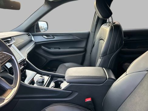 New 2025 Jeep Grand Cherokee L Altitude image 8