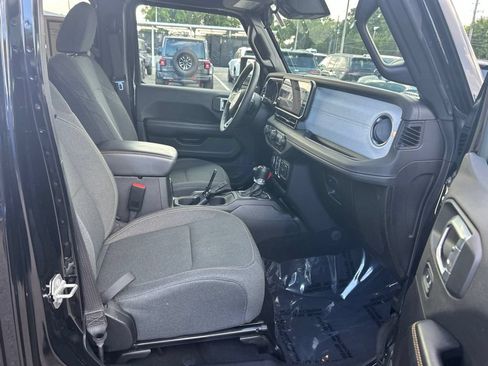 Used 2025 Jeep Wrangler Unlimited Sahara AWD/4WD image 23