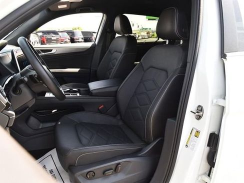 Used 2025 Volkswagen Atlas Cross Sport SE FWD image 19