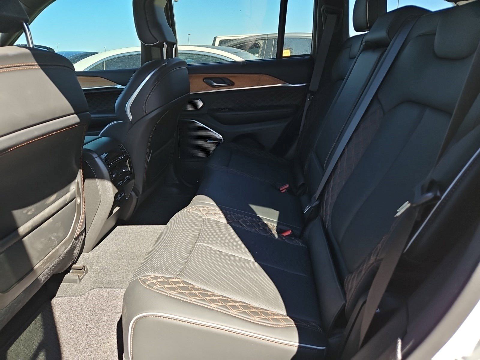 Used 2023 Jeep Grand Cherokee Summit AWD/4WD image 9