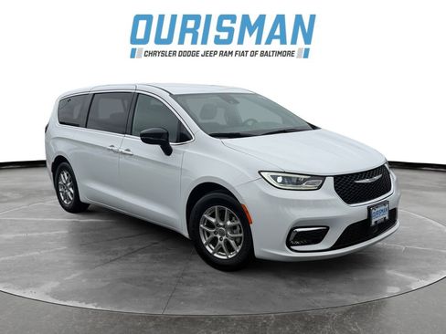 Used 2024 Chrysler Pacifica Touring FWD image 1