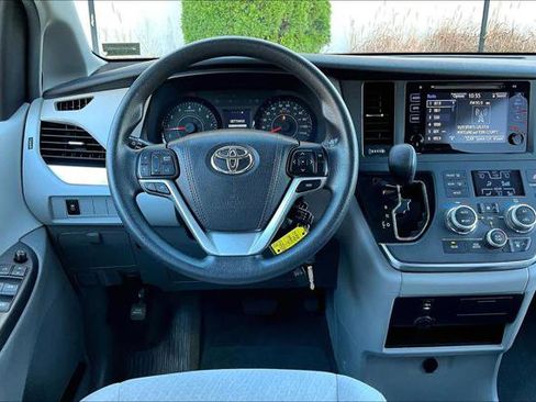 Certified 2017 Toyota Sienna LE image 5