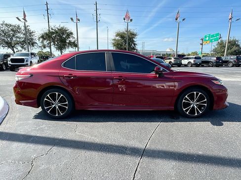 Used 2018 Toyota Camry SE image 5