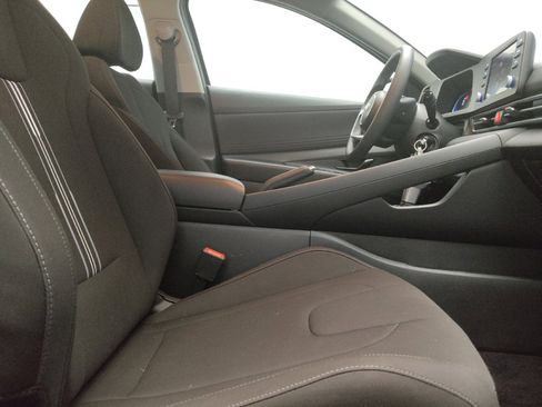 Used 2025 Hyundai Elantra SE w/ Cargo Package FWD image 21