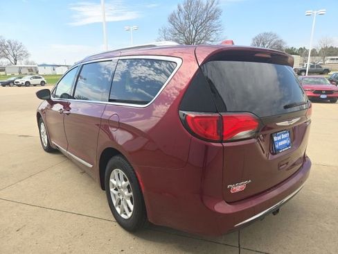 Used 2020 Chrysler Pacifica Touring-L FWD image 5