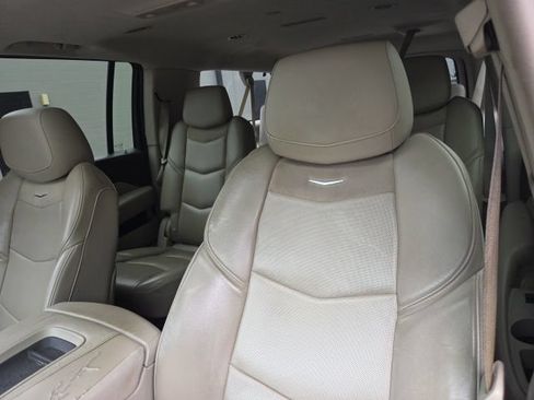 Used 2017 Cadillac Escalade ESV Luxury RWD image 9