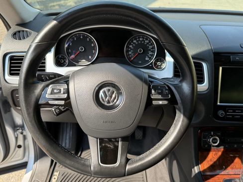 Used 2012 Volkswagen Touareg Sport image 35