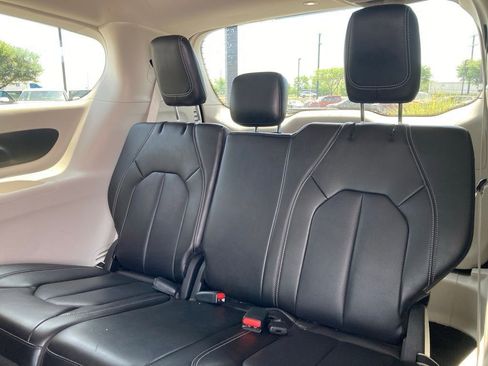 Used 2024 Chrysler Pacifica Touring-L image 11