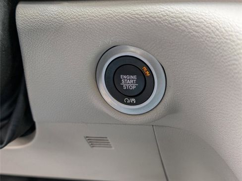 Used 2023 Chrysler Pacifica Touring-L image 24