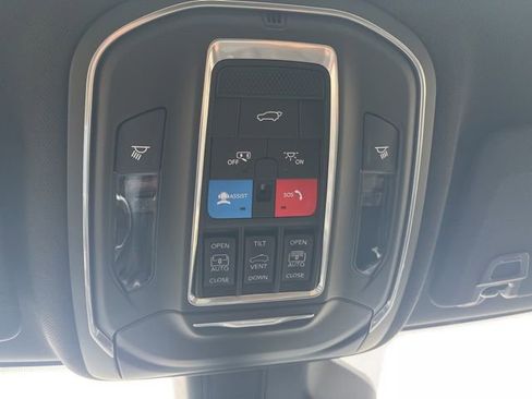 Used 2025 Jeep Grand Cherokee L Limited w/ Luxury Tech Group II image 32