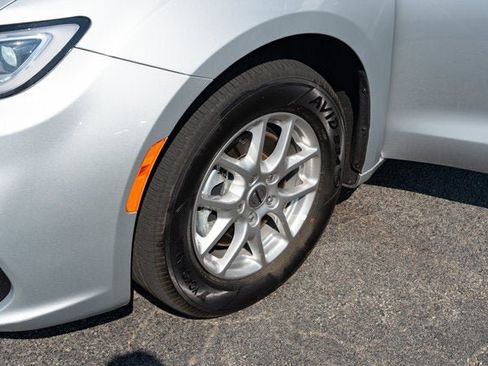 Certified 2024 Chrysler Pacifica Touring-L FWD image 11