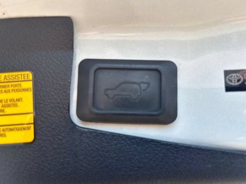 Used 2012 Toyota Highlander Limited w/ Tow Pkg AWD/4WD image 30