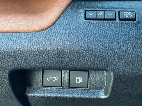 Used 2025 Toyota Crown Signia w/ Advanced Technology Package image 26