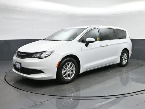 Used 2023 Chrysler Voyager LX image 3