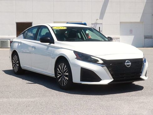 Used 2025 Nissan Altima 2.5 SV FWD image 3