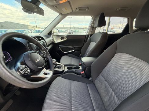 Used 2025 Kia Soul LX w/ LX Technology Package FWD image 24