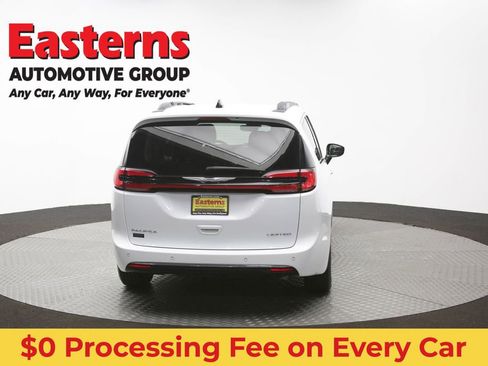 Used 2023 Chrysler Pacifica Limited FWD image 41