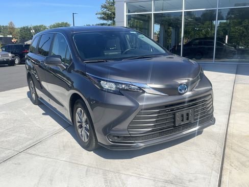 Used 2025 Toyota Sienna LE FWD image 2