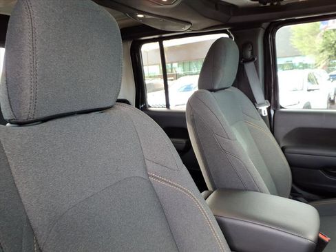 Used 2025 Jeep Gladiator Sport image 12