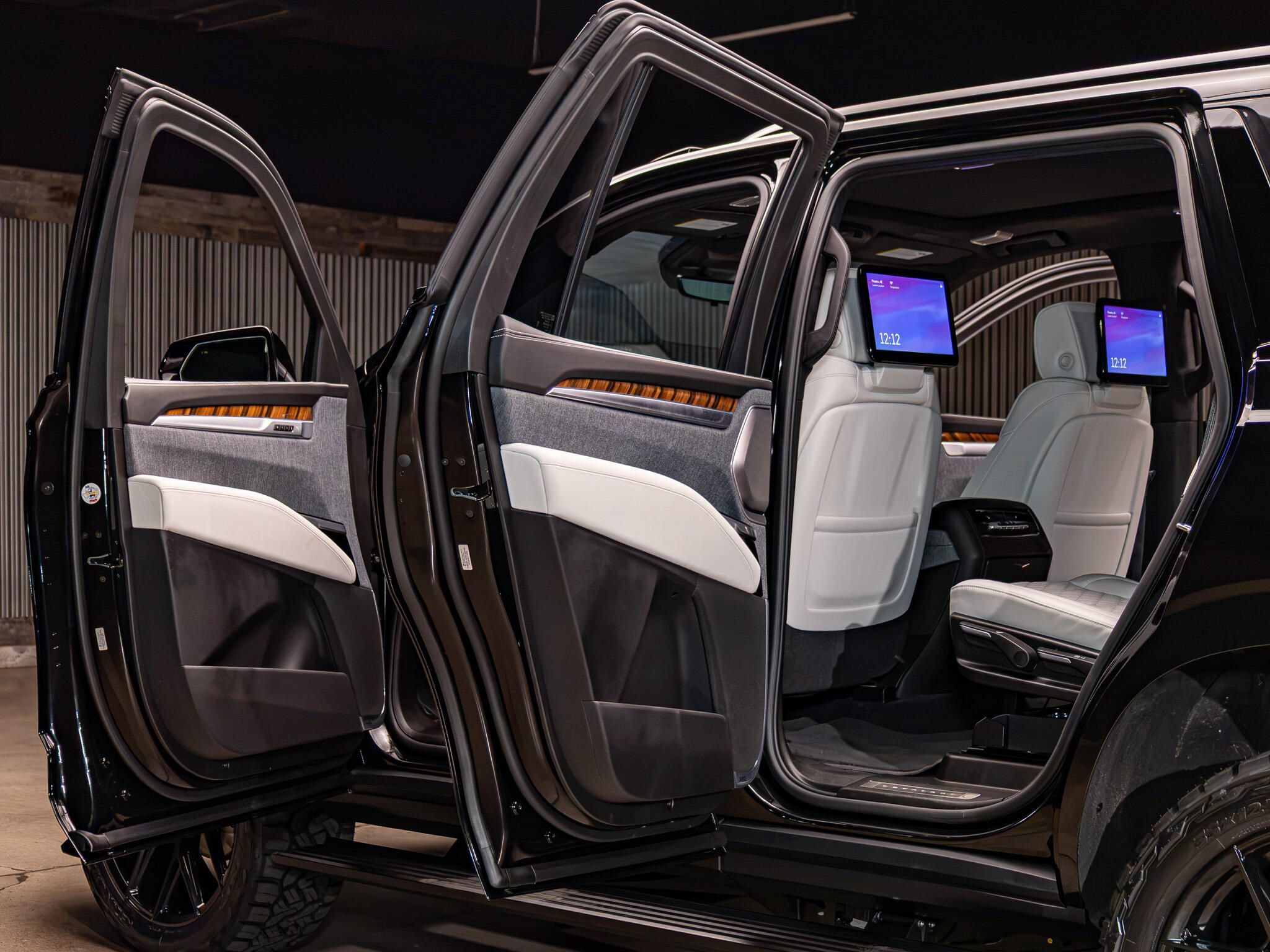 Used 2027 Cadillac Escalade Platinum Sport w/ LPO, Floor Liner Package AWD/4WD image 30