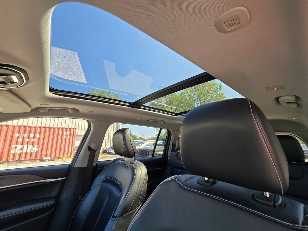 Used 2023 Jeep Grand Cherokee L Limited w/ Black Appearance Package AWD/4WD image 29