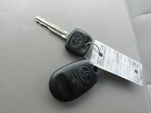Used 2013 Toyota Highlander FWD w/ Cold Weather Pkg image 15